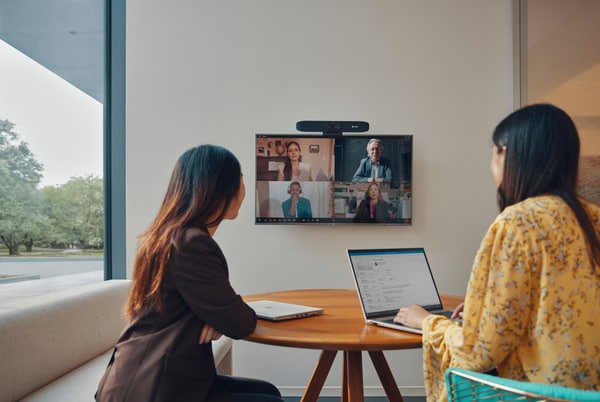 Poly Studio R30_Lifestyle