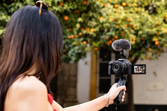 Canon EOS R10 - More connected